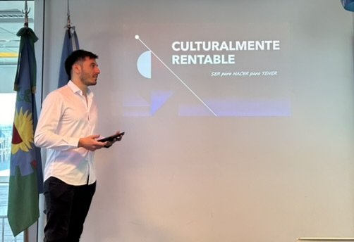 Danilo Castiglioni dando una charla en ABSA