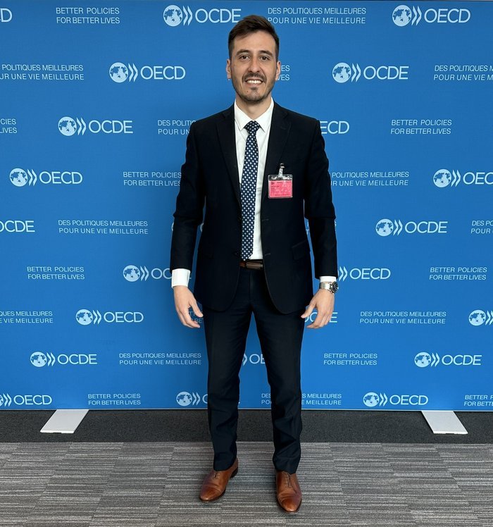 Danilo Castiglioni en la sede de la OCDE, París